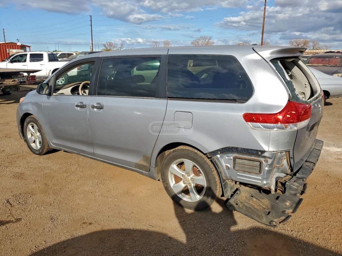 Toyota Sienna 2014 — photo 2