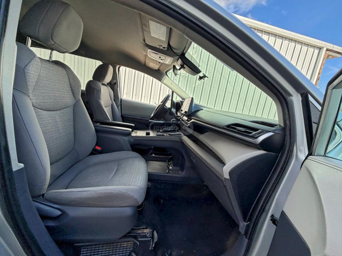 Toyota Sienna 2021 — photo 2