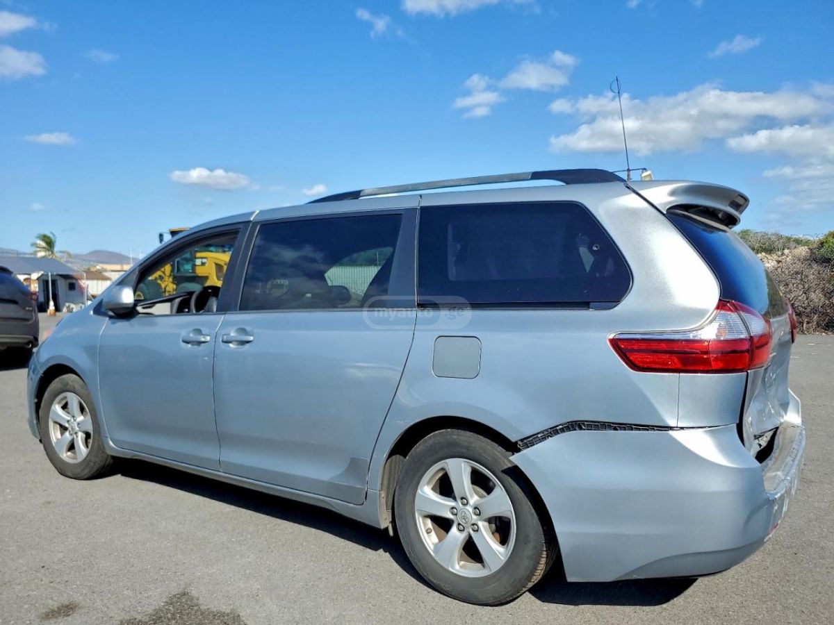 Toyota Sienna 2015 — photo 2