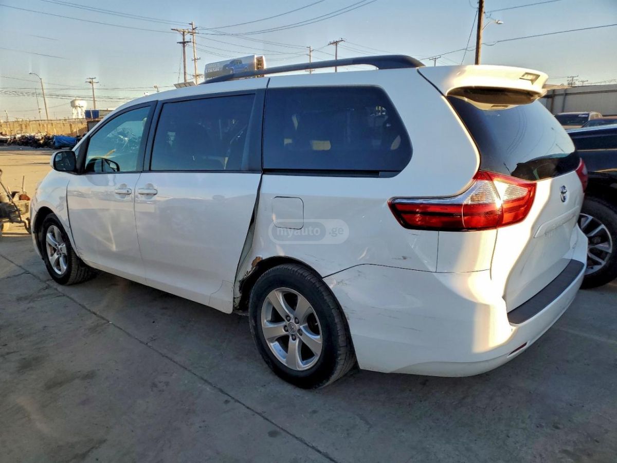 Toyota Sienna 2015 — photo 2