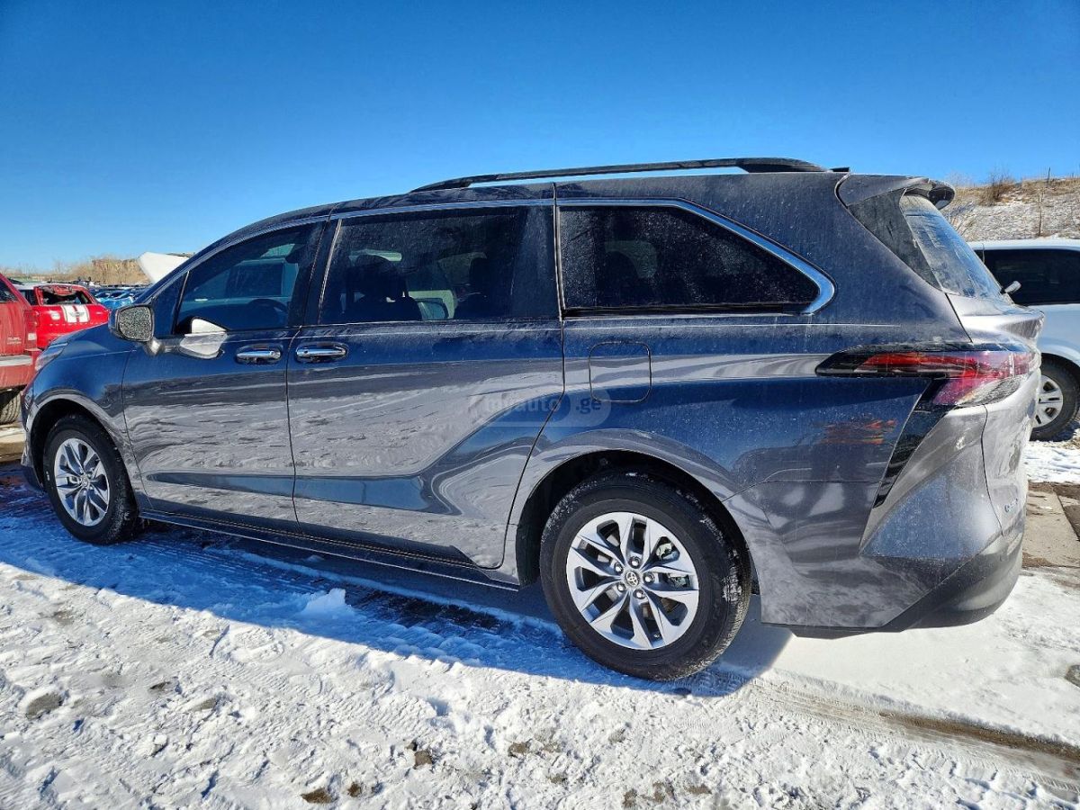 Toyota Sienna 2025 — photo 2