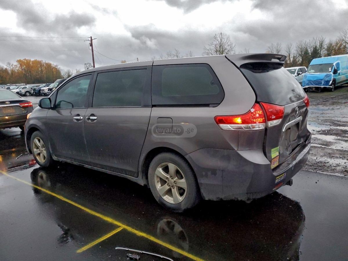 Toyota Sienna 2014 — photo 2