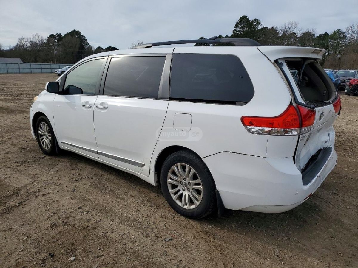 Toyota Sienna 2014 — photo 2