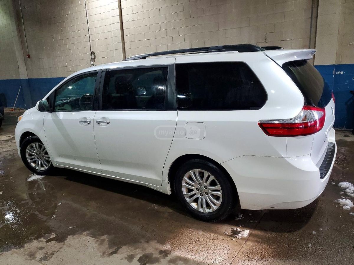 Toyota Sienna 2015 — photo 2