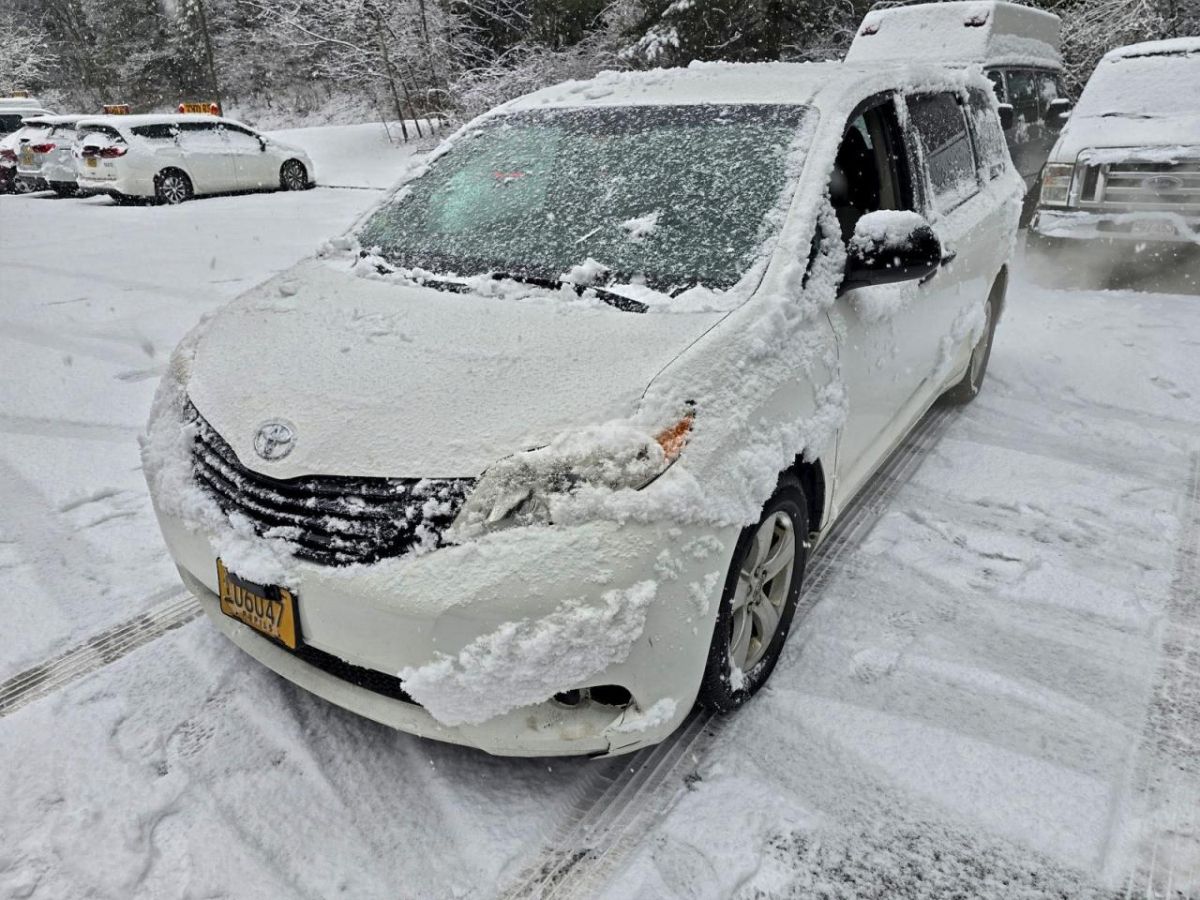 Toyota Sienna 2016 — photo 2