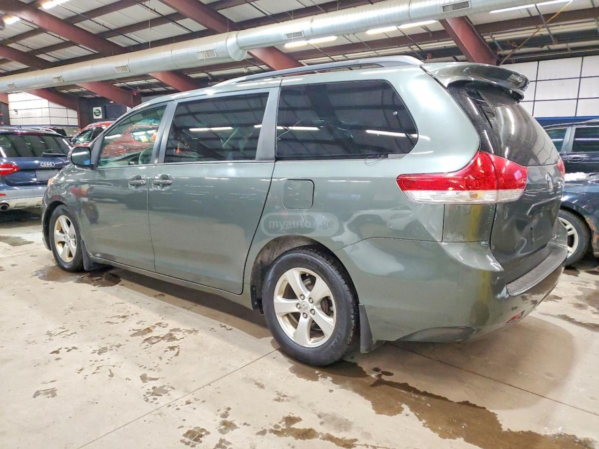 Toyota Sienna 2014 — photo 2