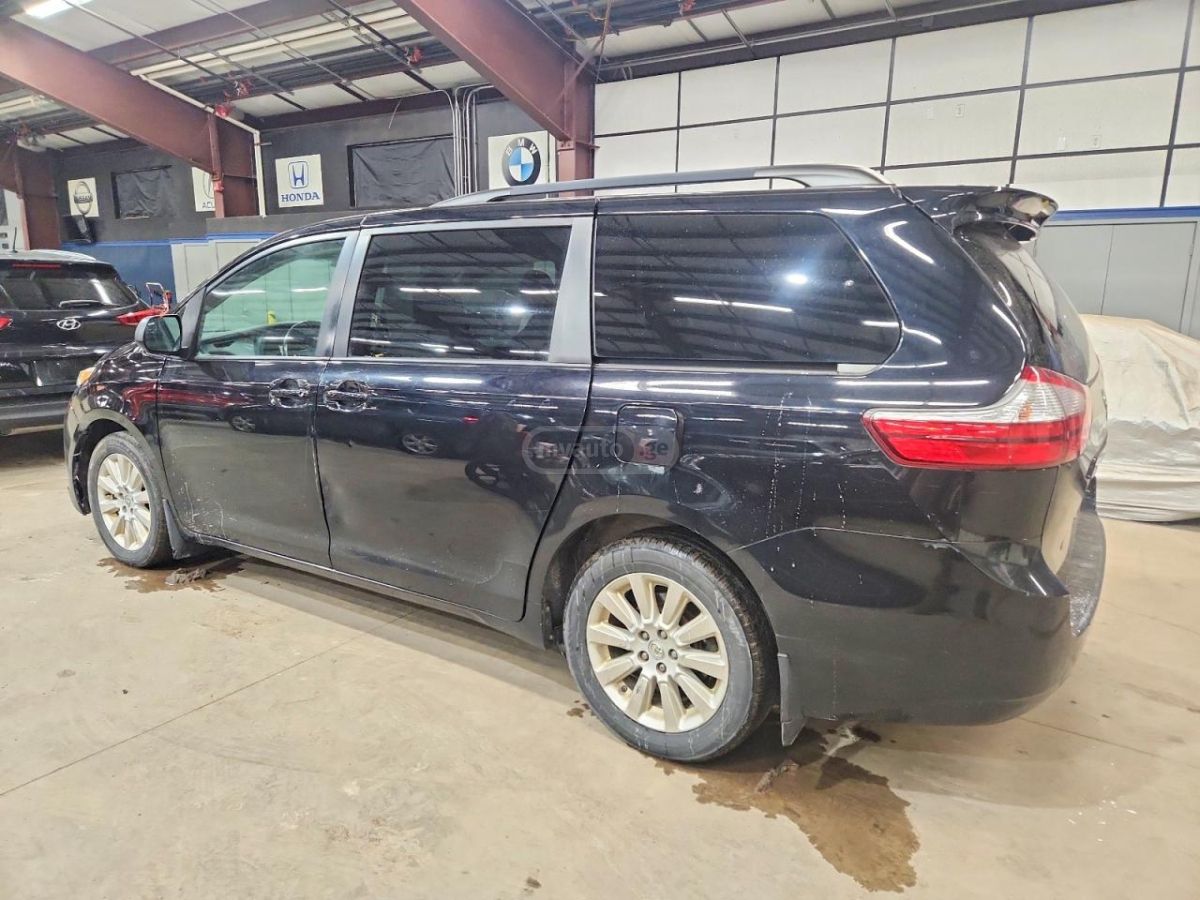 Toyota Sienna 2015 — photo 2