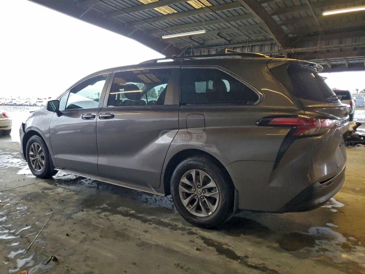 Toyota Sienna 2022 — photo 2