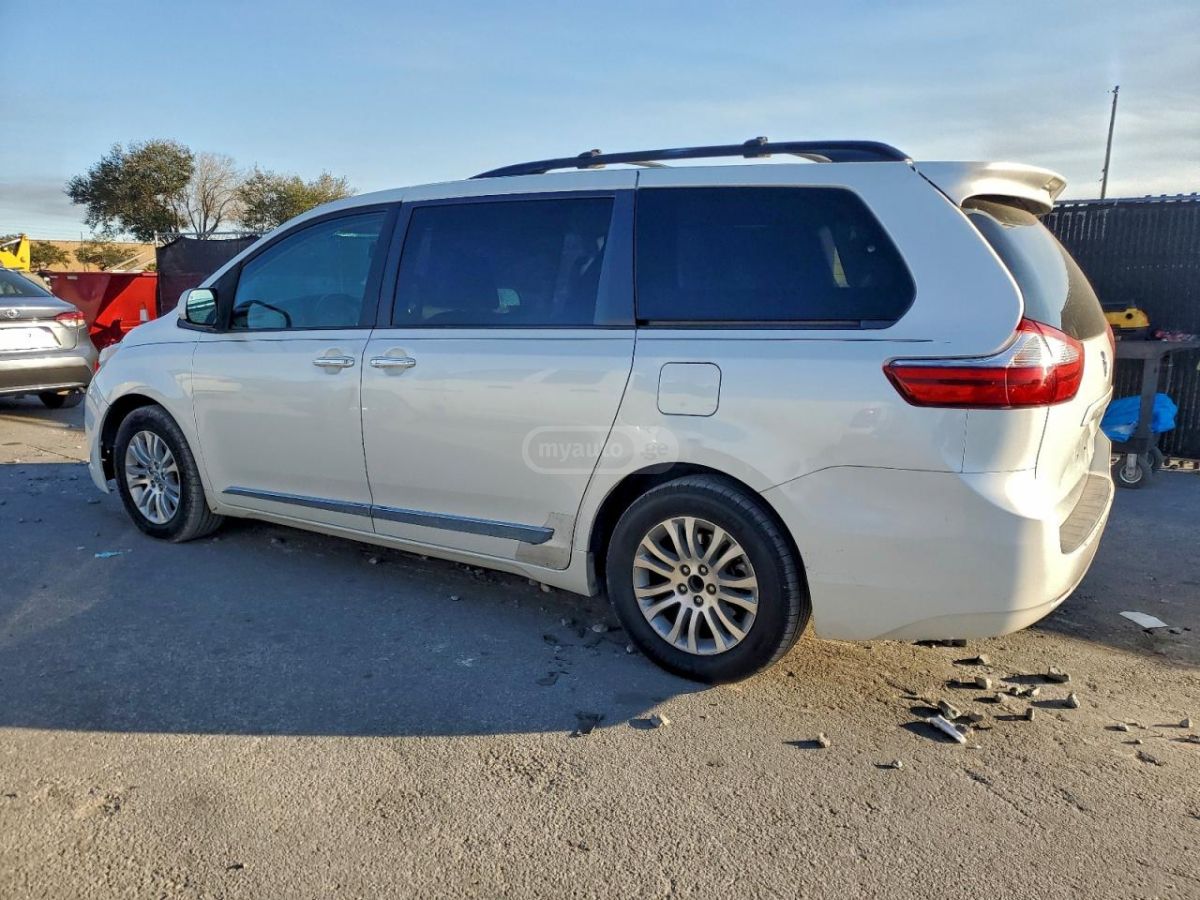 Toyota Sienna 2015 — photo 2