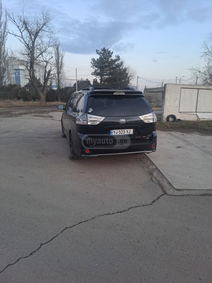 Toyota Sienna 2015 — photo 2