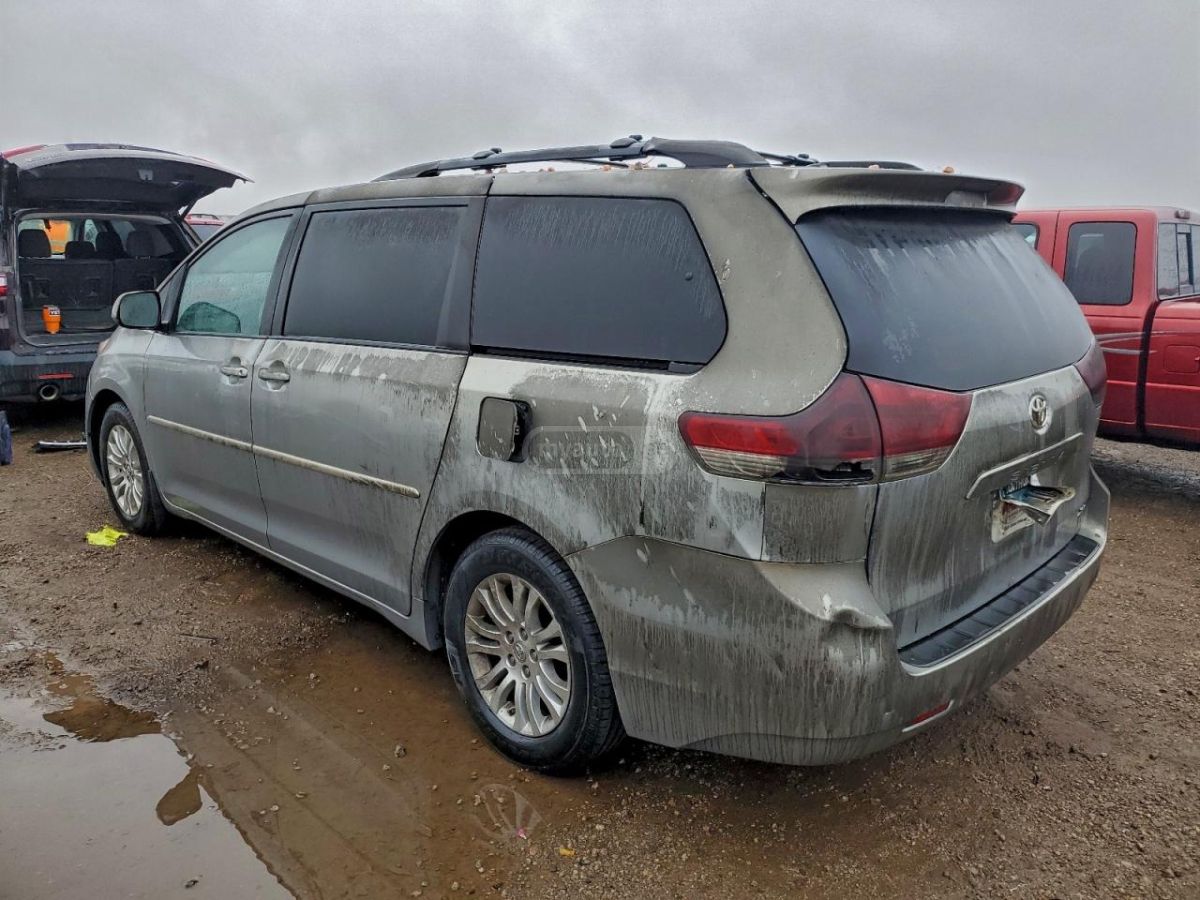 Toyota Sienna 2014 — photo 2