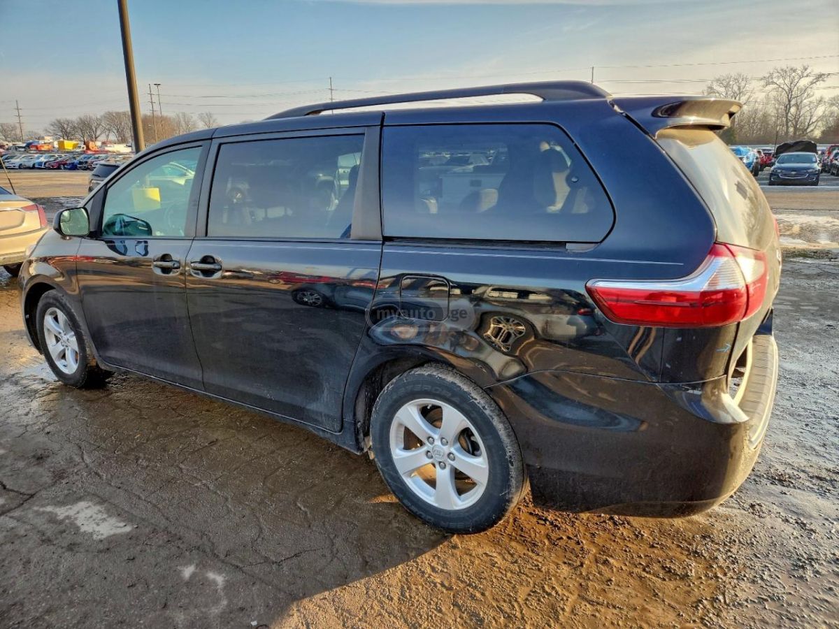 Toyota Sienna 2017 — photo 2