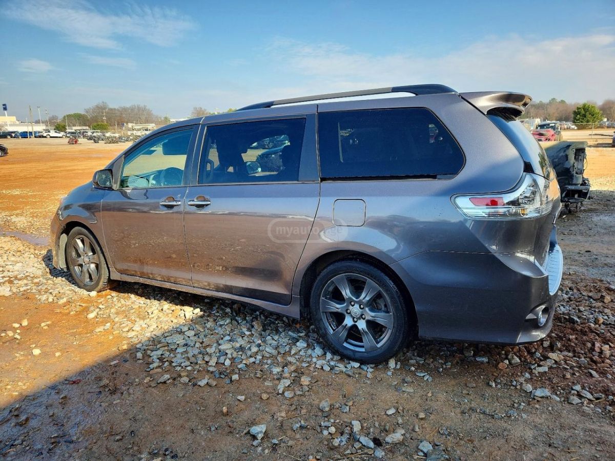 Toyota Sienna 2017 — photo 2