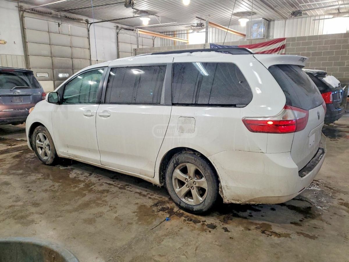 Toyota Sienna 2015 — photo 2