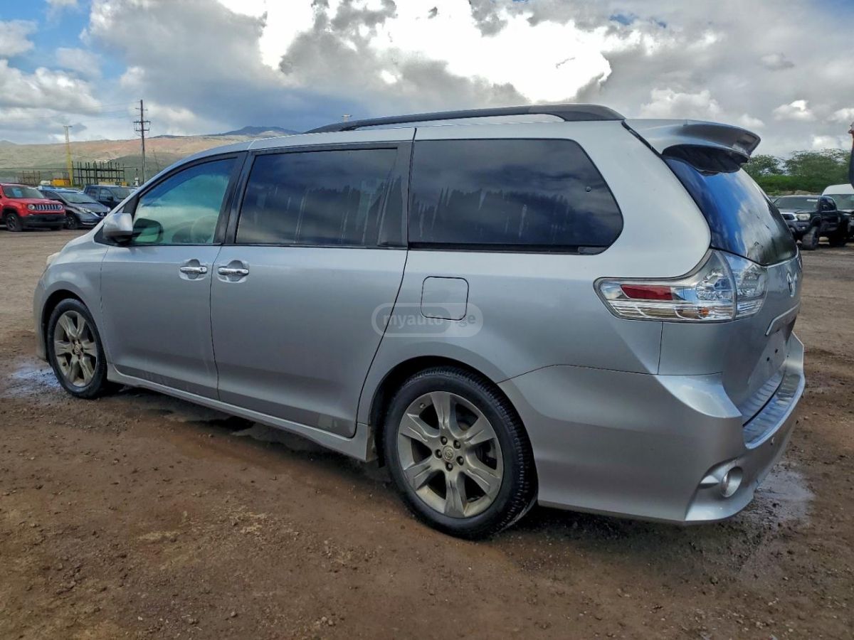 Toyota Sienna 2014 — photo 2