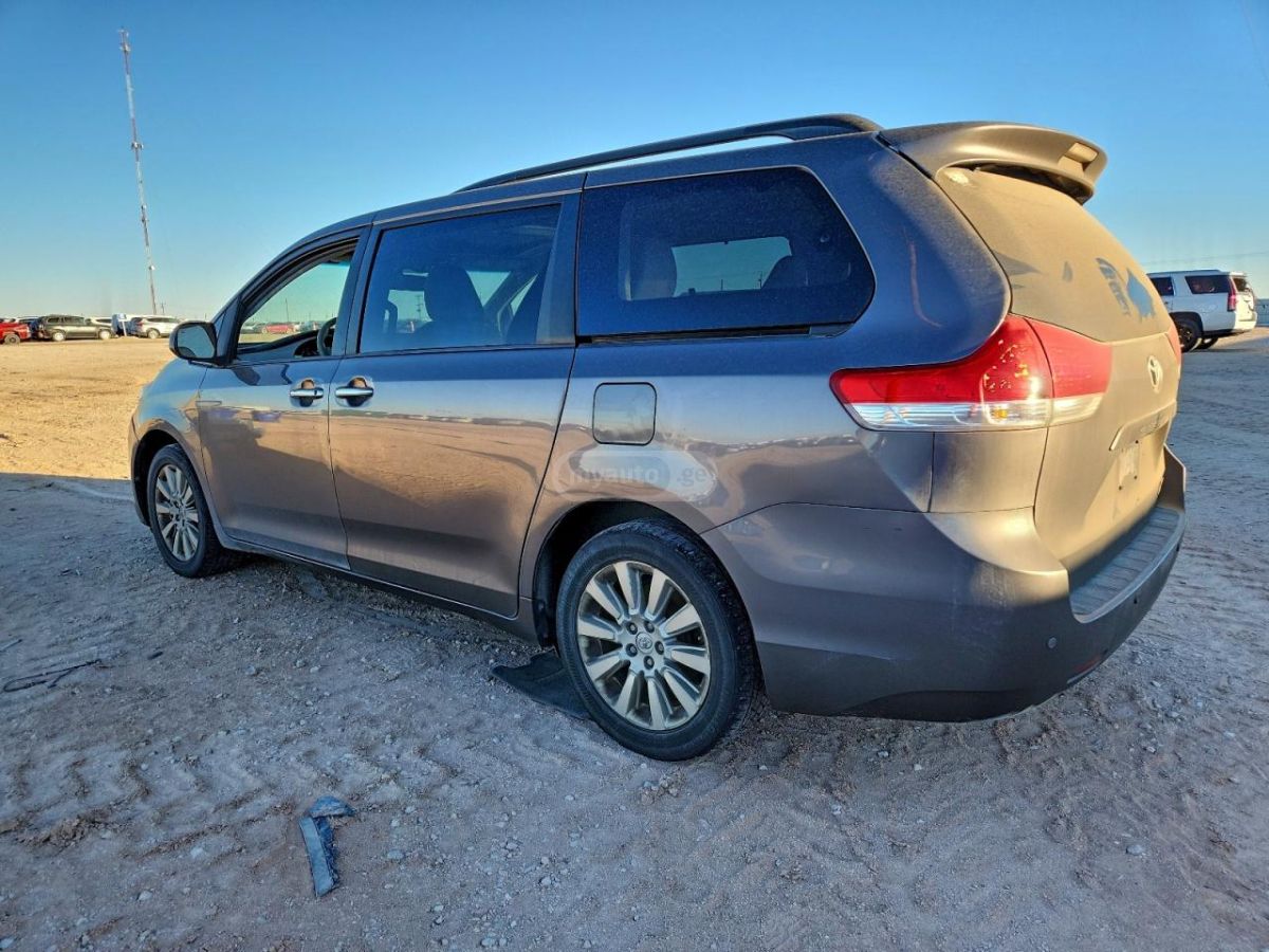 Toyota Sienna 2014 — photo 2