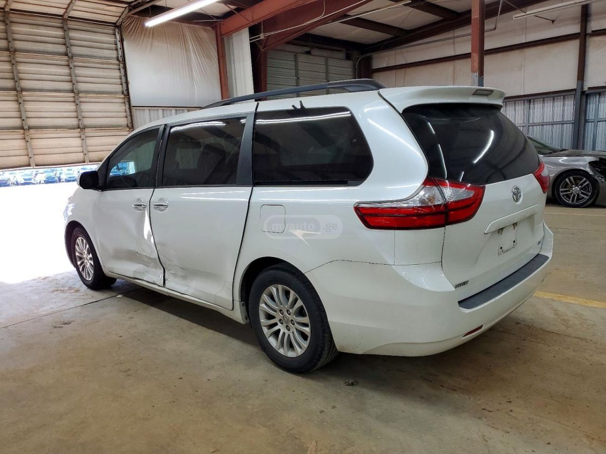 Toyota Sienna 2016 — photo 2