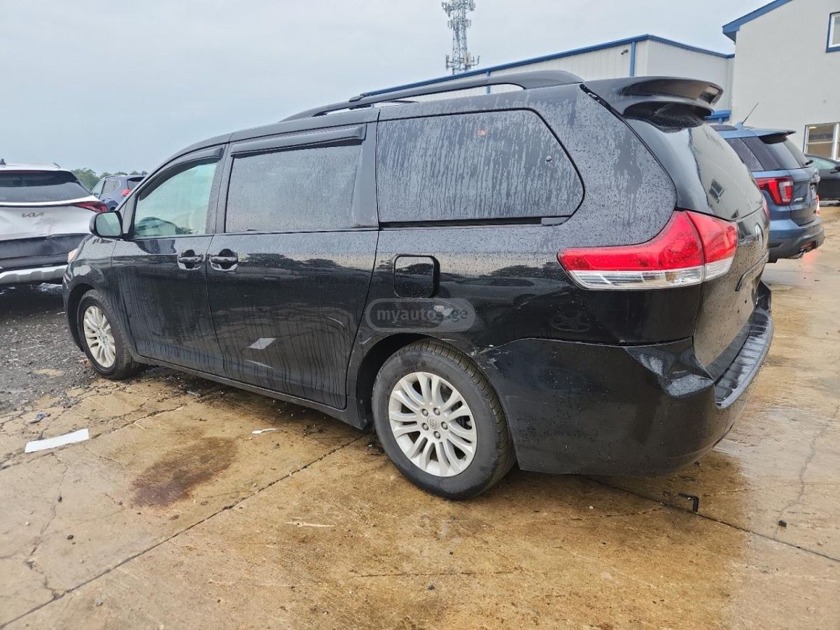 Toyota Sienna 2014 — photo 2