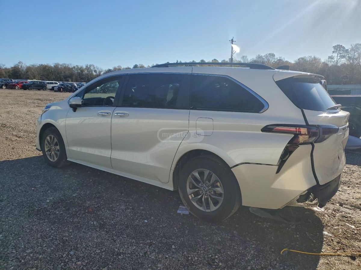 Toyota Sienna 2023 — photo 2