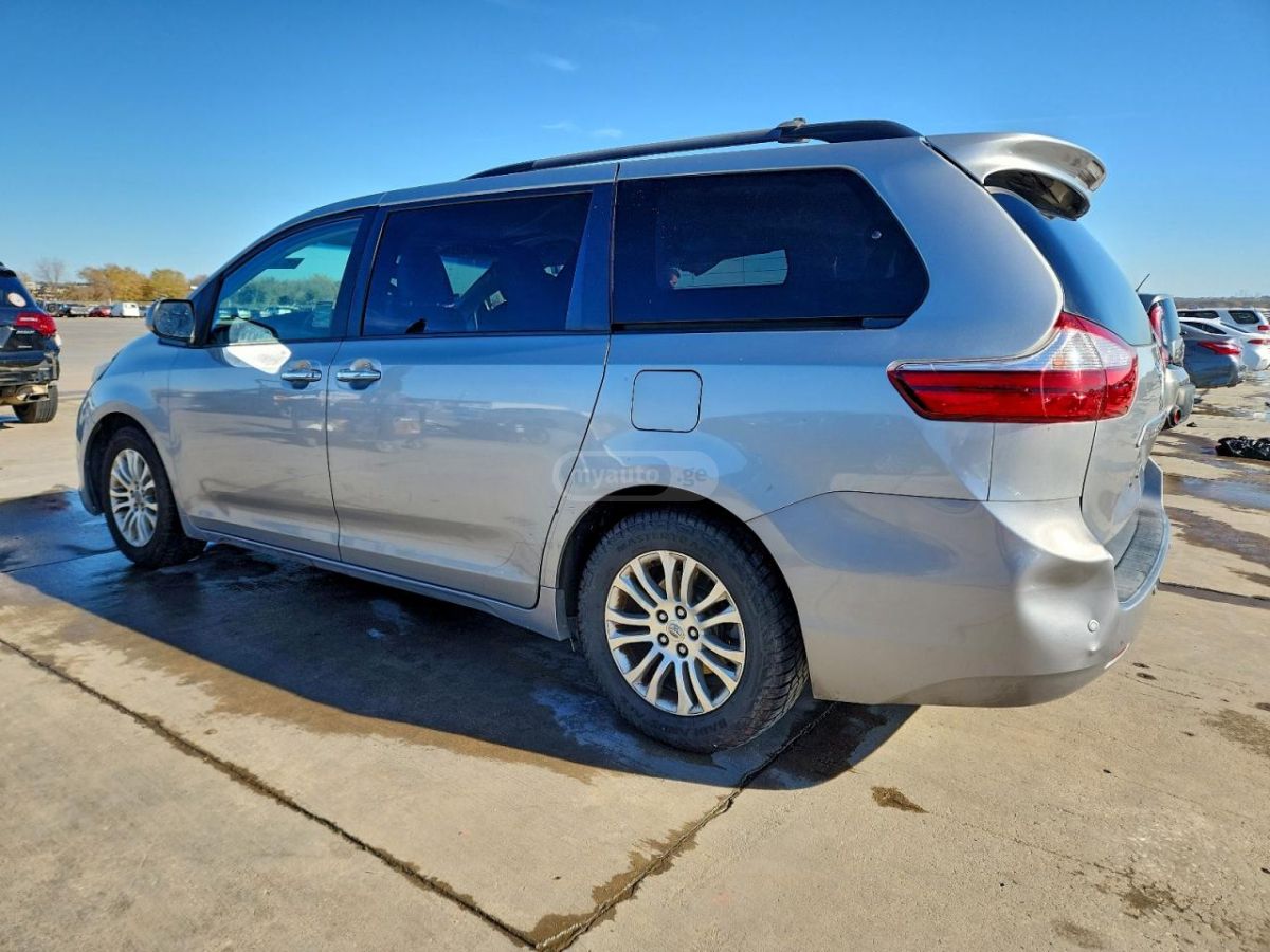 Toyota Sienna 2016 — photo 2