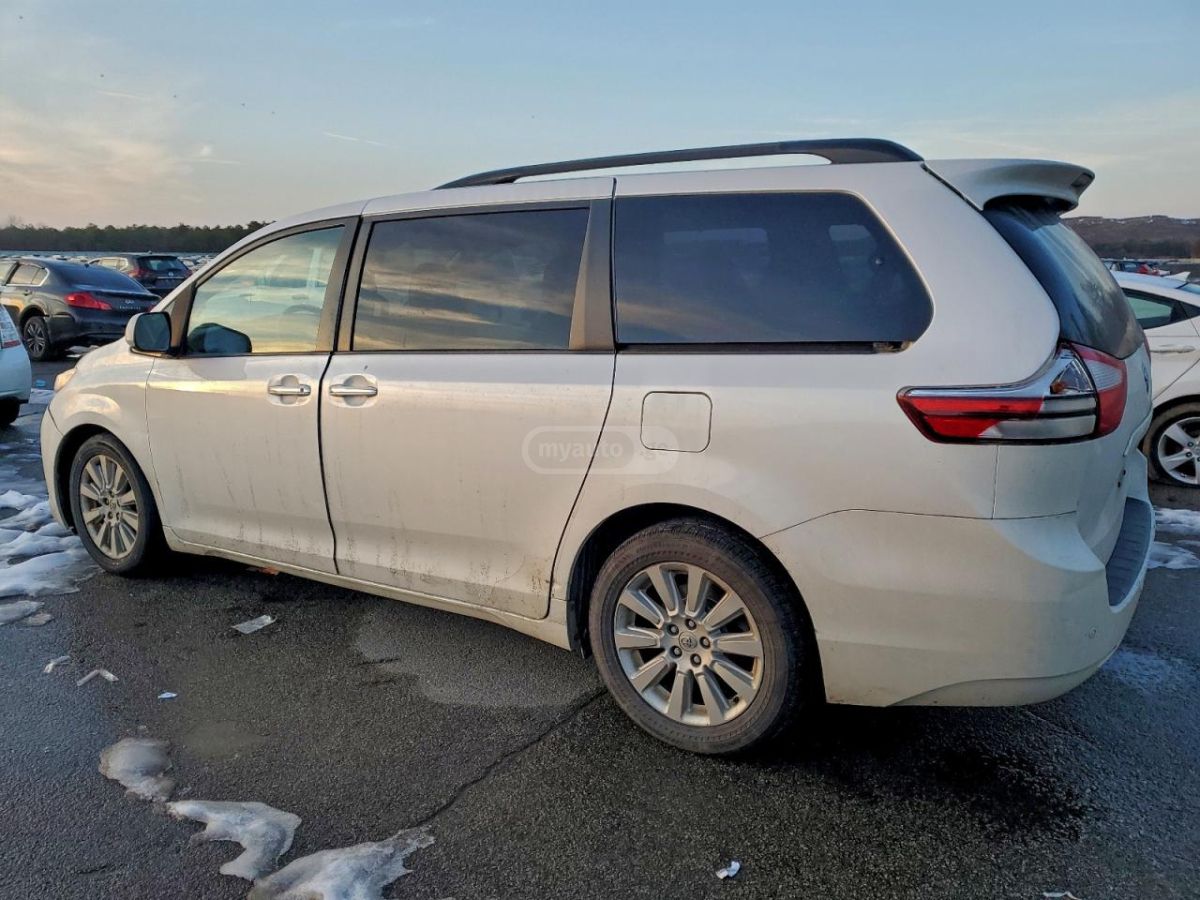 Toyota Sienna 2015 — photo 2