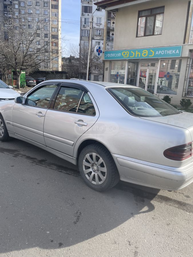Mercedes-Benz E 220 2001 — photo 2