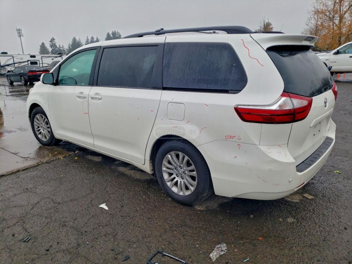 Toyota Sienna 2017 — photo 2