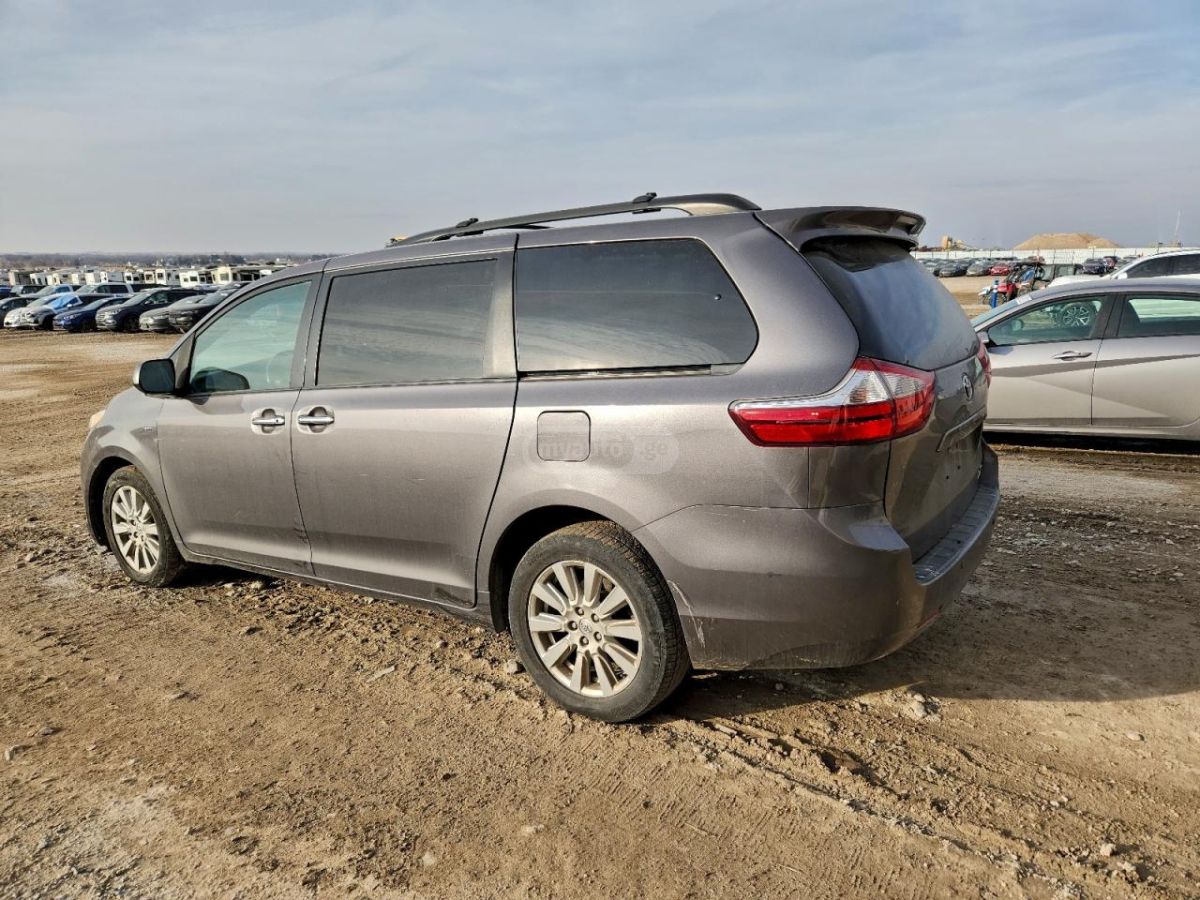 Toyota Sienna 2017 — photo 2