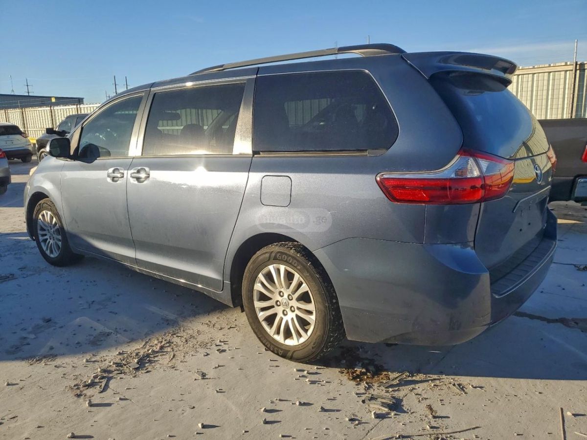 Toyota Sienna 2017 — photo 2