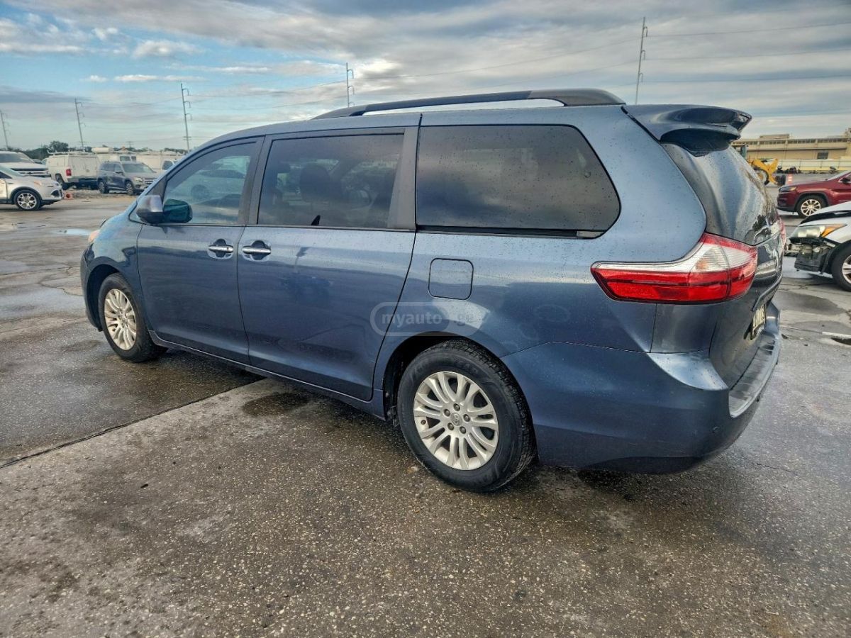 Toyota Sienna 2015 — photo 2