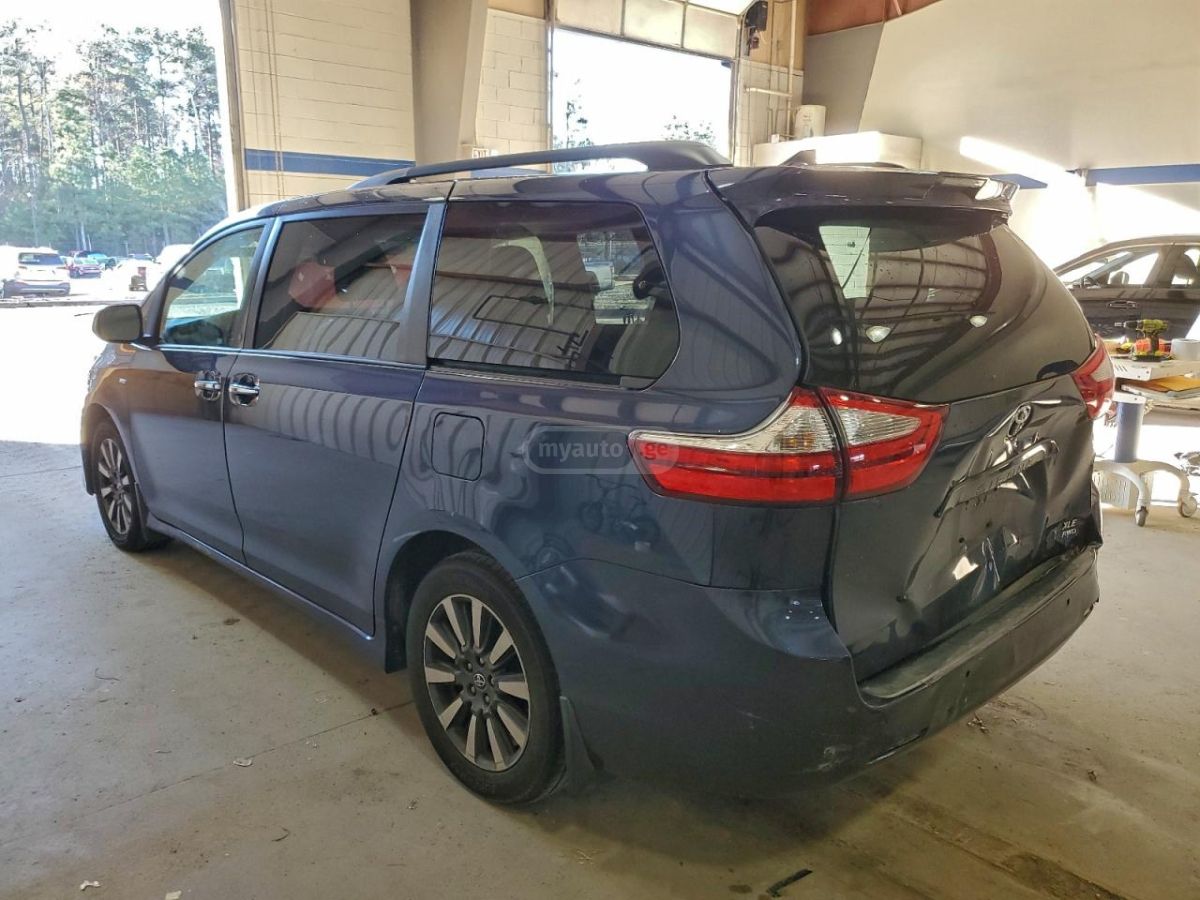 Toyota Sienna 2018 — photo 2