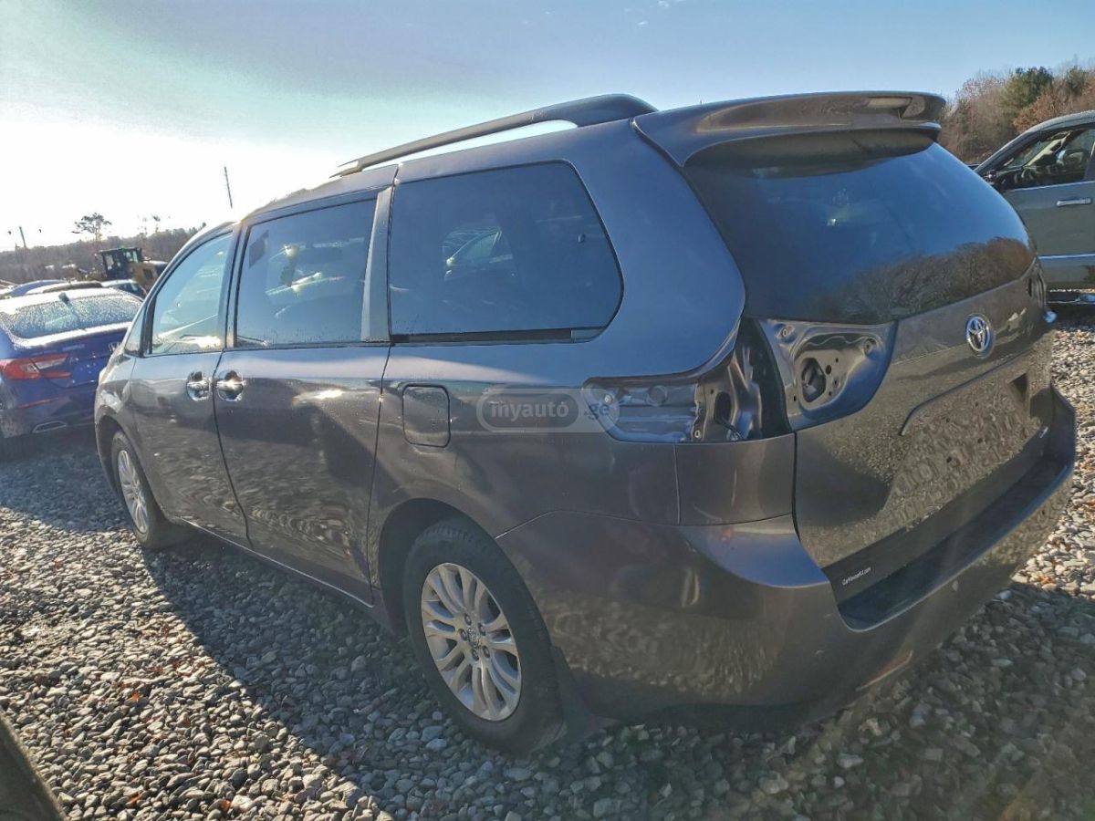 Toyota Sienna 2017 — photo 2