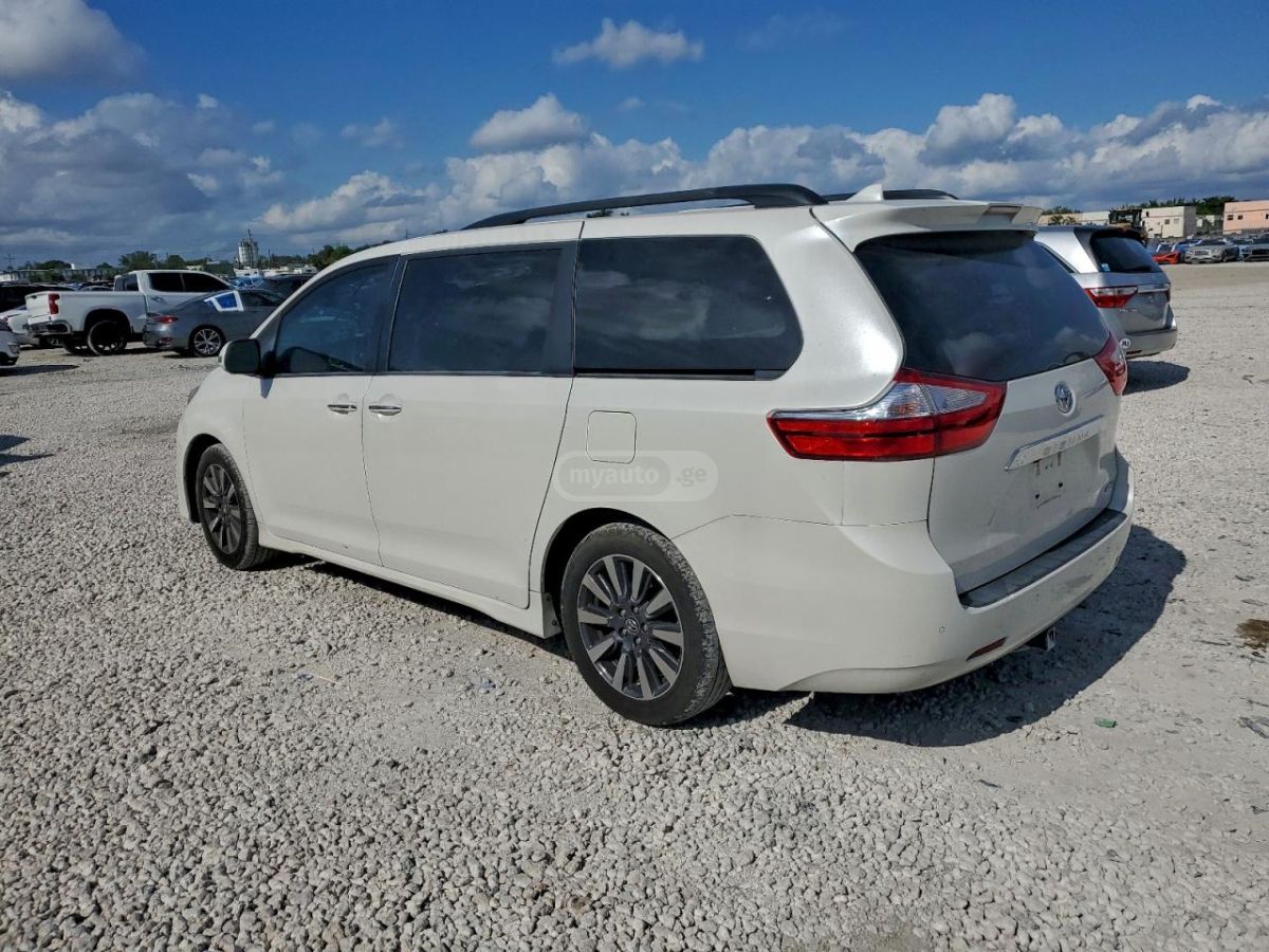 Toyota Sienna 2019 — photo 2