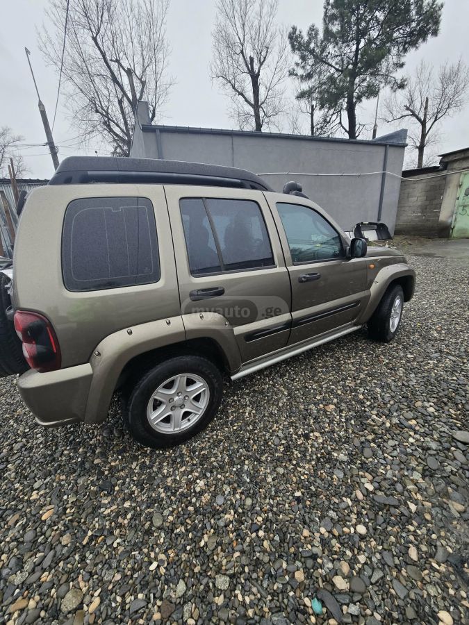 Jeep Liberty 2004 — photo 2