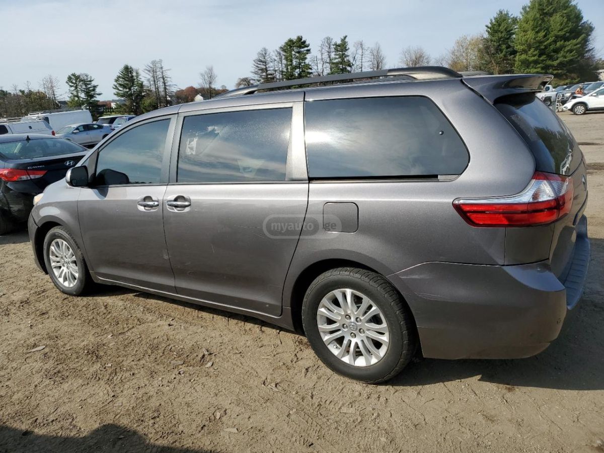 Toyota Sienna 2017 — photo 2