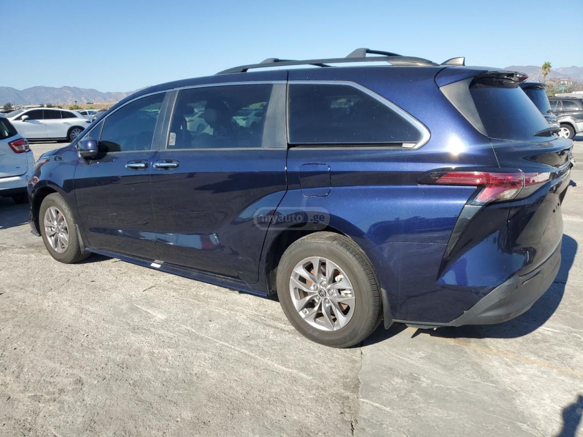 Toyota Sienna 2022 — photo 2