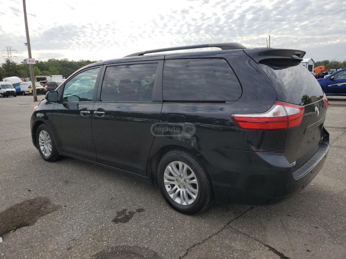 Toyota Sienna 2017 — photo 2