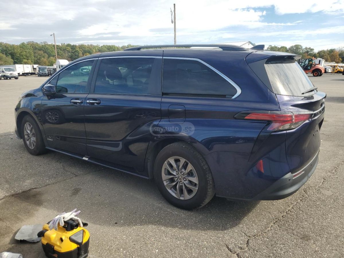 Toyota Sienna 2021 — photo 2