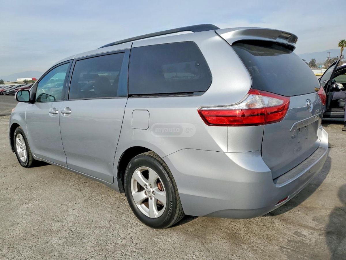 Toyota Sienna 2015 — photo 2