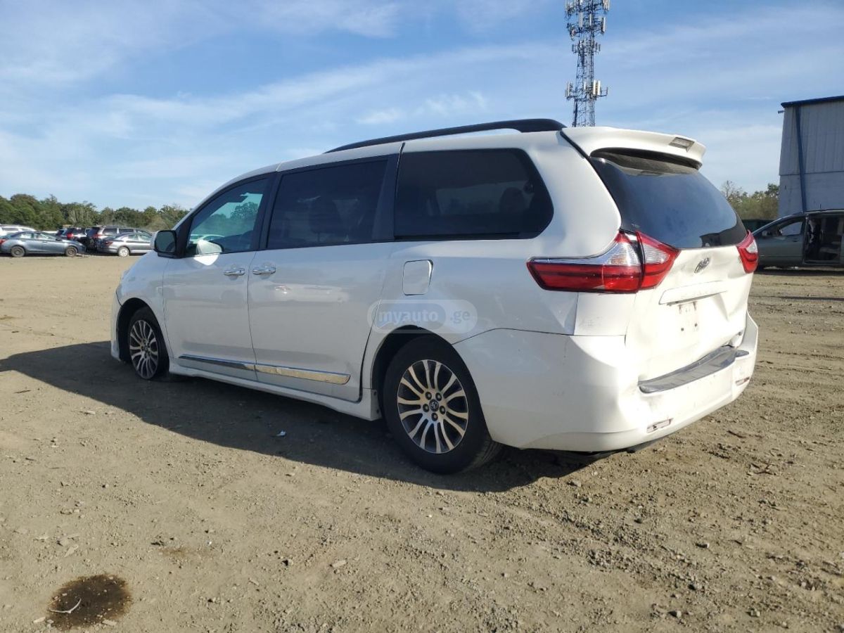 Toyota Sienna 2018 — photo 2