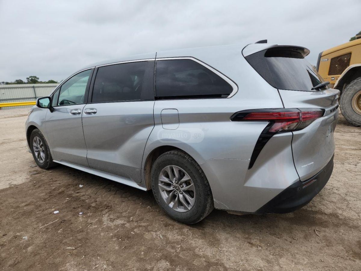 Toyota Sienna 2022 — photo 2
