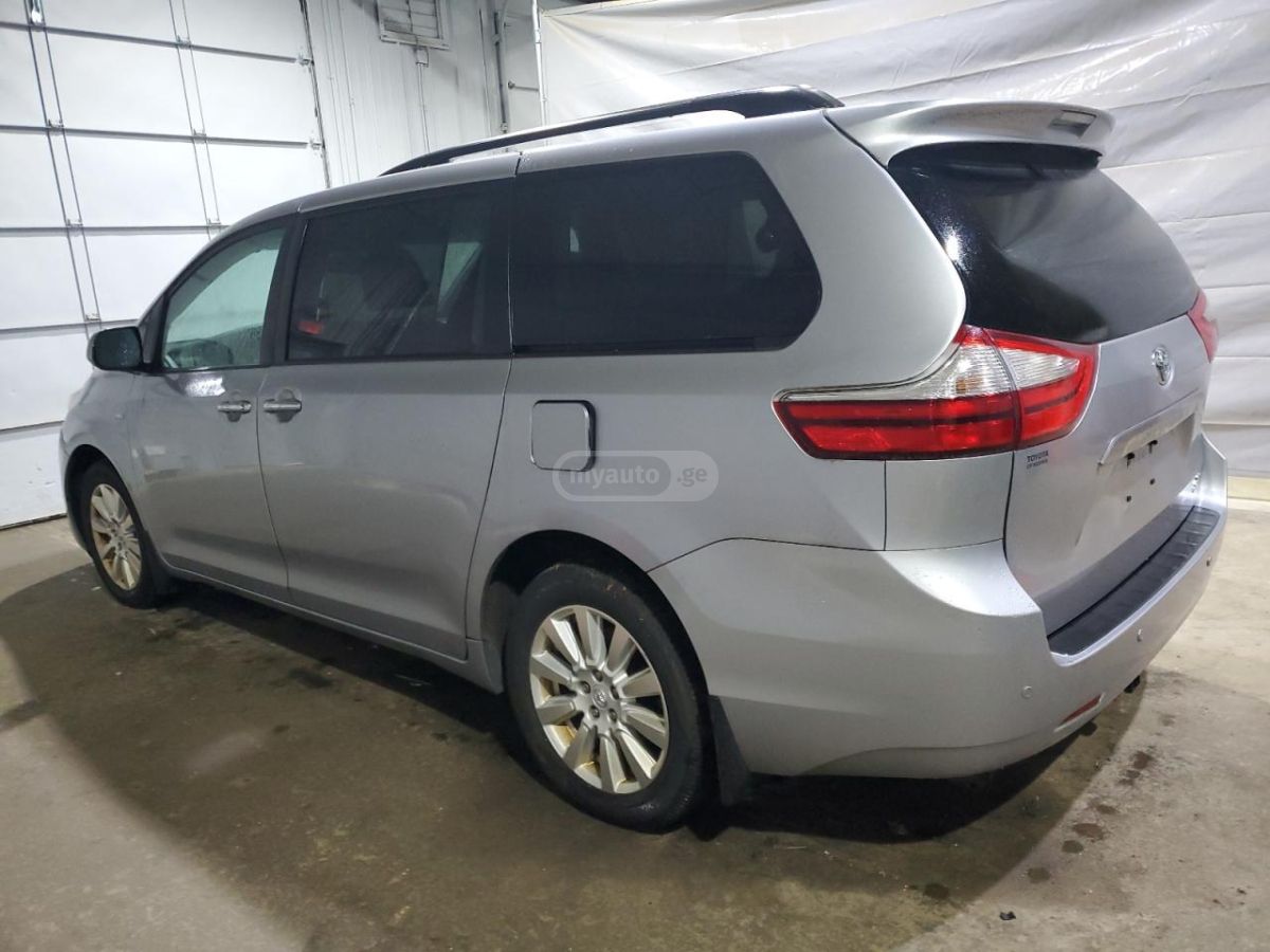 Toyota Sienna 2017 — photo 2