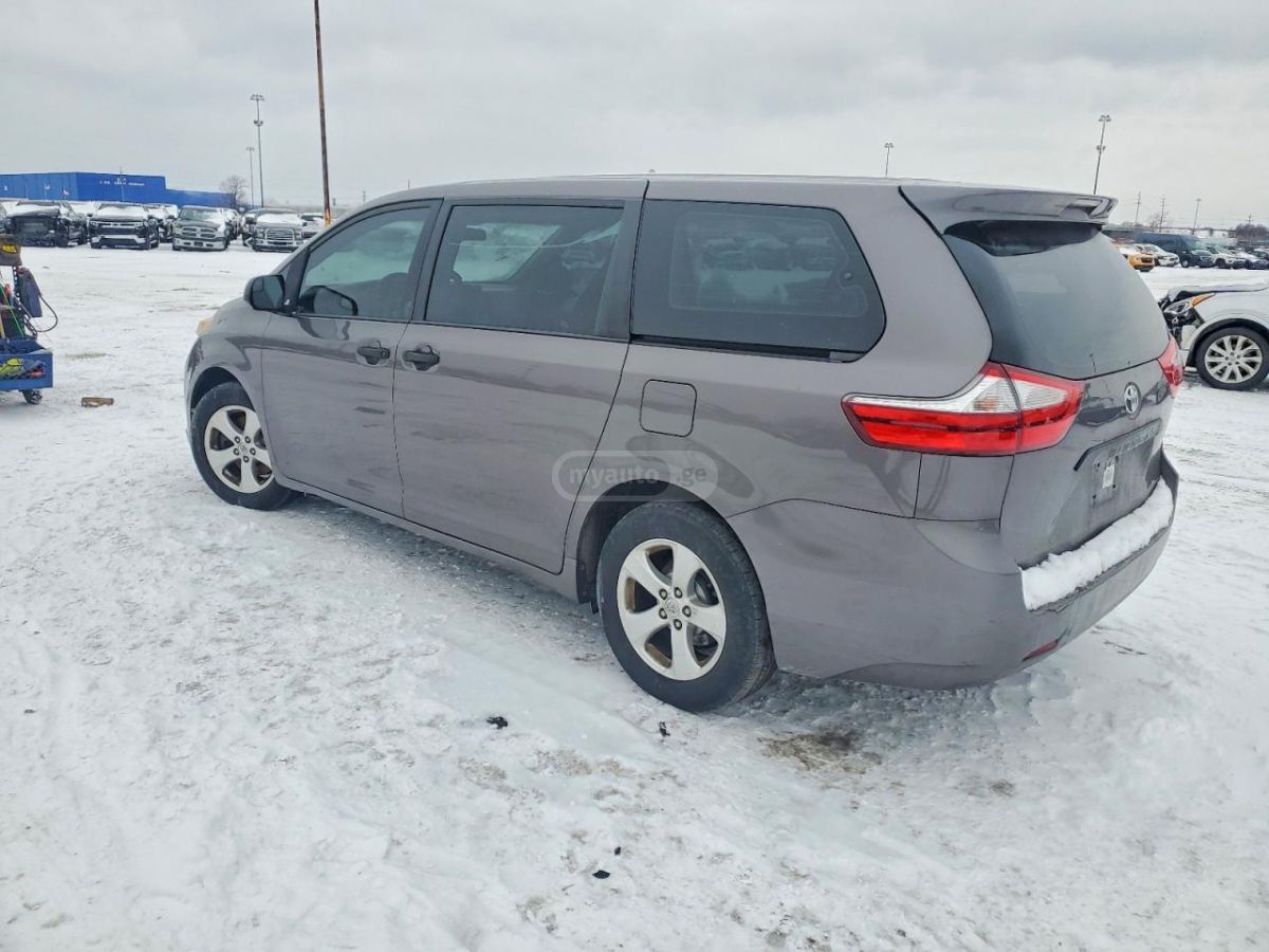 Toyota Sienna 2016 — photo 2
