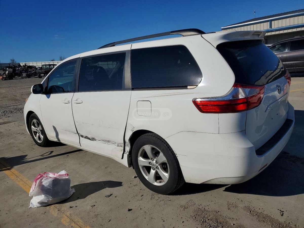Toyota Sienna 2015 — photo 2