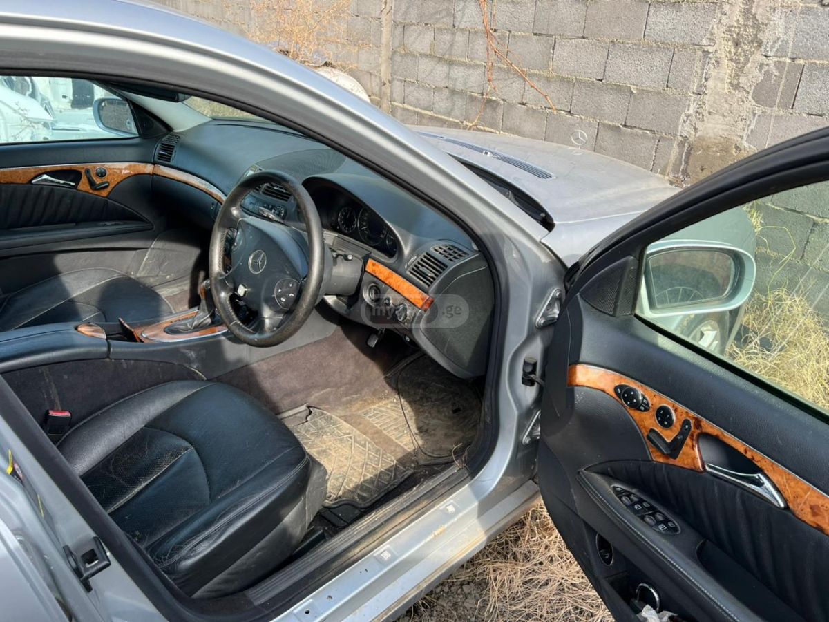 Mercedes-Benz E 300 2006 — photo 2