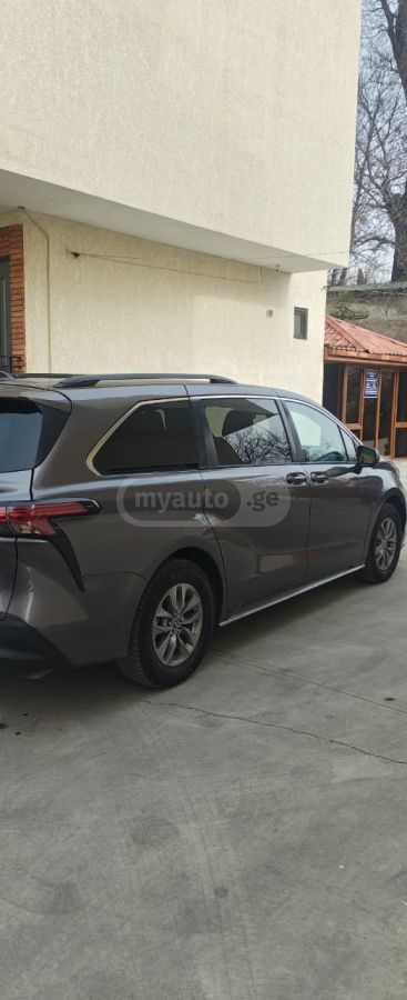 Toyota Sienna 2022 — photo 2