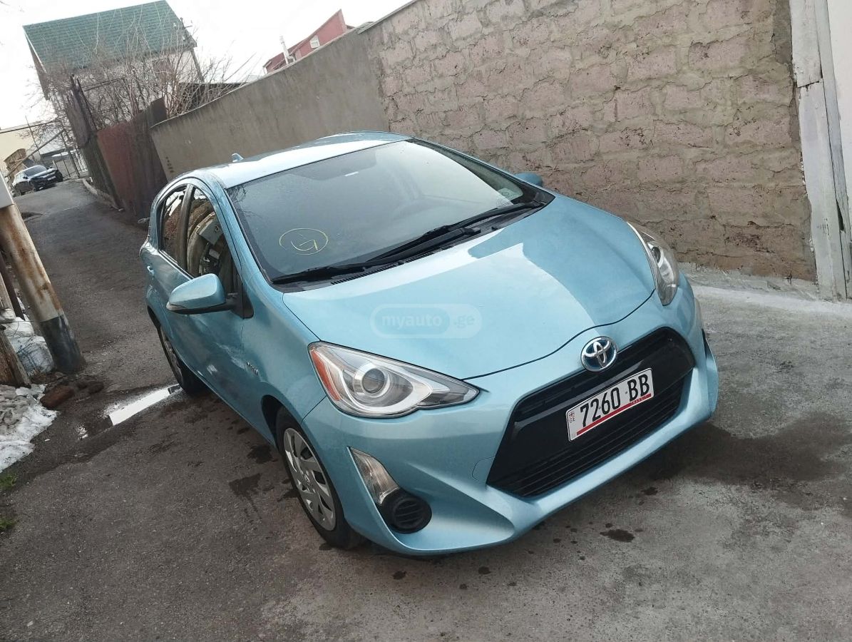Toyota Prius C 2015 — photo 2
