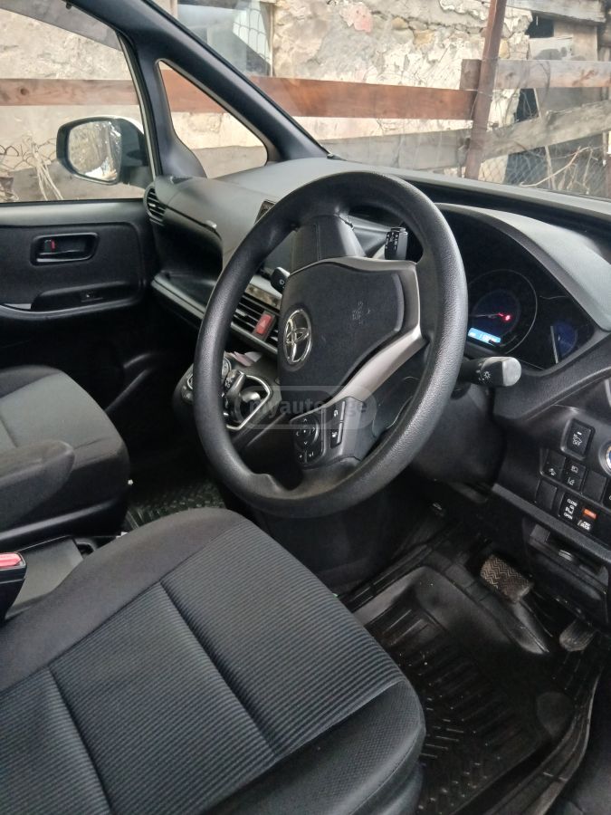 Toyota Noah 2017 — photo 2