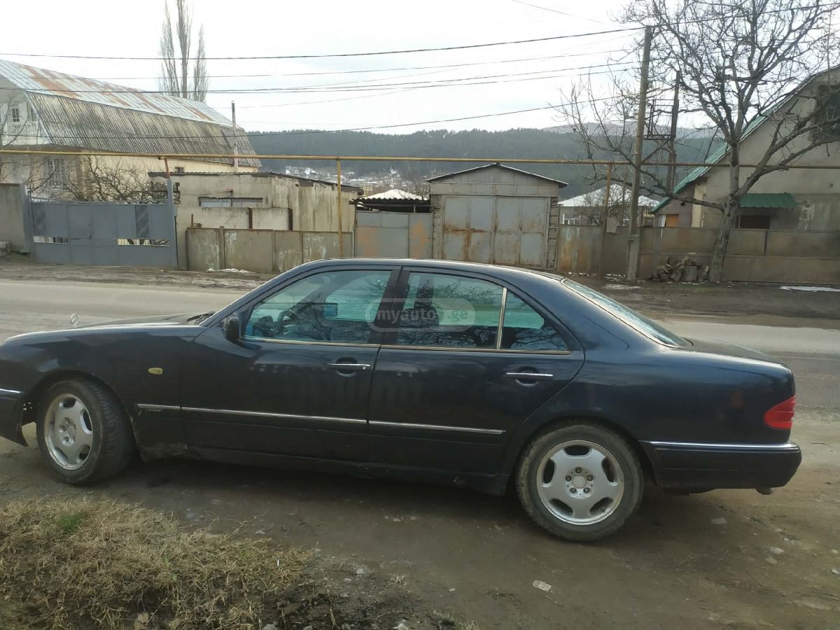Mercedes-Benz E 240 1997 — photo 2