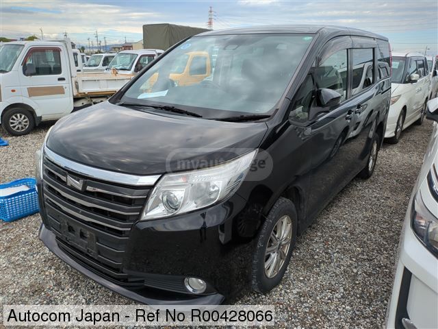 Toyota Voxy 2017 — photo 2